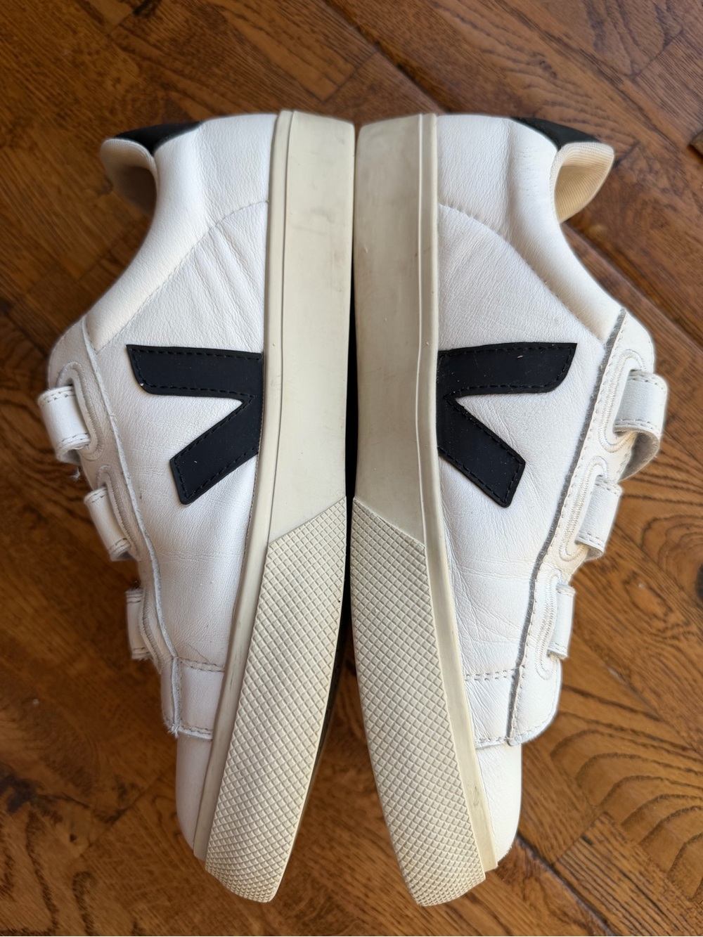Veja Recife Sneaker in Extra White & Black - Picture 4 of 13